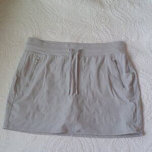 ATHLETA Light Grey/Stone Skort Size 14 with Zip Pockets Crinkled Fabric